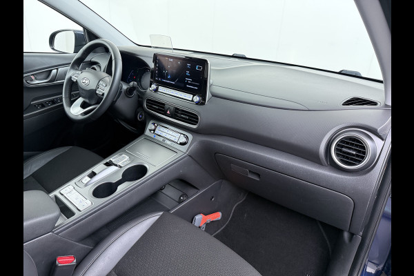 Hyundai Kona EV 64kWh 3 fase SOH-100% Warmtepomp Adaptive-Cruise Head-Up Display 1/2 Leer Krell®-Hifi Apple Carplay Android Adap.Cruise Camer Keyless Privacy Glas DAB Led Blind Spot Lane Assist Origineel Nederlandse Auto € 45.000 nieuw!!