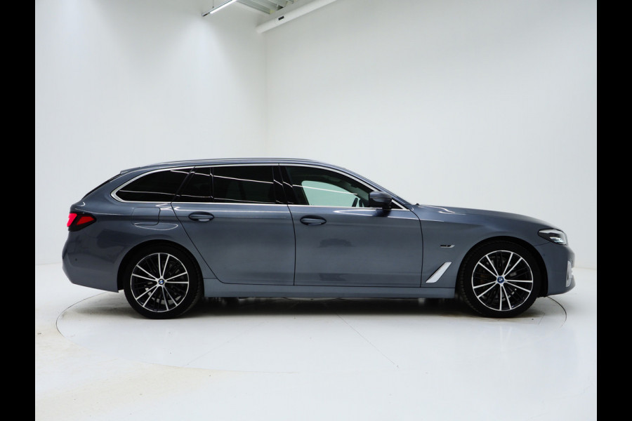 BMW 5 Serie Touring 530e Executive Luxury | Panoramadak | Leder | Camera | Keyless | Sfeerlicht | Virtual | DAB | Carplay