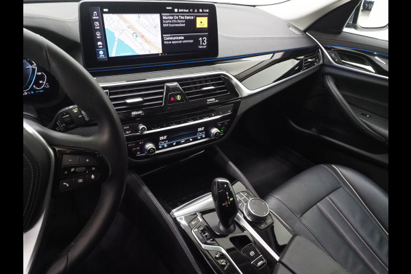 BMW 5 Serie Touring 530e Executive Luxury | Panoramadak | Leder | Camera | Keyless | Sfeerlicht | Virtual | DAB | Carplay