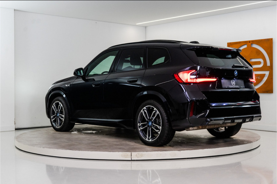 BMW X1 xDrive30e M-Sport 326PK | Pano | Harman/Kardon | HUD | Sfeer | Keyless | Massage VOL! 12 MND Garantie