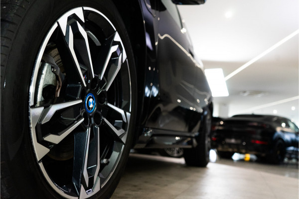 BMW X1 xDrive30e M-Sport 326PK | Pano | Harman/Kardon | HUD | Sfeer | Keyless | Massage VOL! 12 MND Garantie