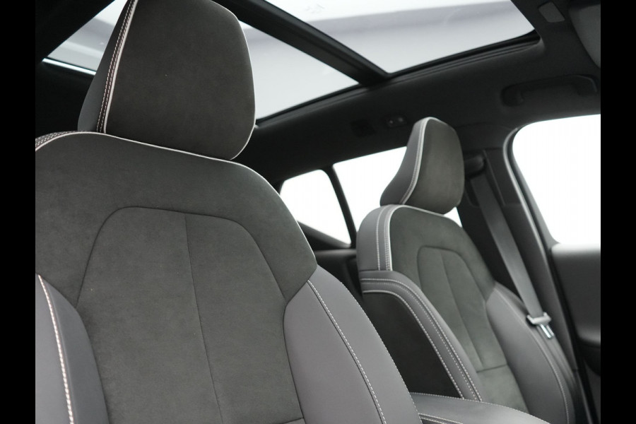 Volvo XC40 T5 Ultimate Dark Plug In Hybrid 263pk Dealer O.H. PHEV | Panodak | Adaptive Cruise | 360 Camera | Harman / Kardon | Alcantara Sportstoelen Memory & Verwarmd | Stuur Verwarmd | Apple Carplay | Keyless | Virtual | Navigatie | DAB |