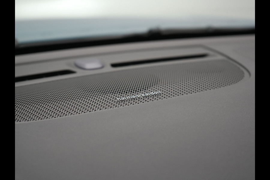Volvo XC40 T5 Ultimate Dark Plug In Hybrid 263pk Dealer O.H. PHEV | Panodak | Adaptive Cruise | 360 Camera | Harman / Kardon | Alcantara Sportstoelen Memory & Verwarmd | Stuur Verwarmd | Apple Carplay | Keyless | Virtual | Navigatie | DAB |