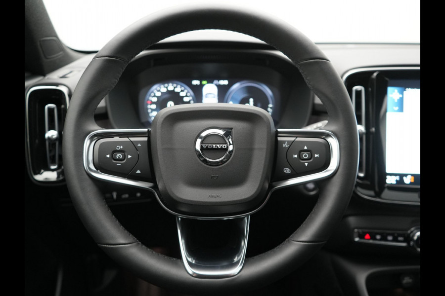 Volvo XC40 T5 Ultimate Dark Plug In Hybrid 263pk Dealer O.H. PHEV | Panodak | Adaptive Cruise | 360 Camera | Harman / Kardon | Alcantara Sportstoelen Memory & Verwarmd | Stuur Verwarmd | Apple Carplay | Keyless | Virtual | Navigatie | DAB |