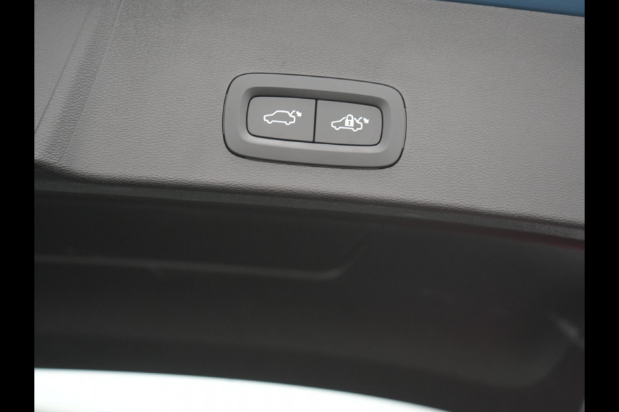 Volvo XC40 T5 Ultimate Dark Plug In Hybrid 263pk Dealer O.H. PHEV | Panodak | Adaptive Cruise | 360 Camera | Harman / Kardon | Alcantara Sportstoelen Memory & Verwarmd | Stuur Verwarmd | Apple Carplay | Keyless | Virtual | Navigatie | DAB |