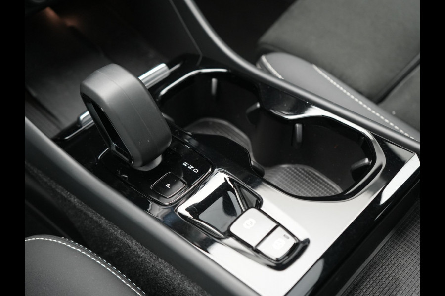 Volvo XC40 T5 Ultimate Dark Plug In Hybrid 263pk Dealer O.H. PHEV | Panodak | Adaptive Cruise | 360 Camera | Harman / Kardon | Alcantara Sportstoelen Memory & Verwarmd | Stuur Verwarmd | Apple Carplay | Keyless | Virtual | Navigatie | DAB |
