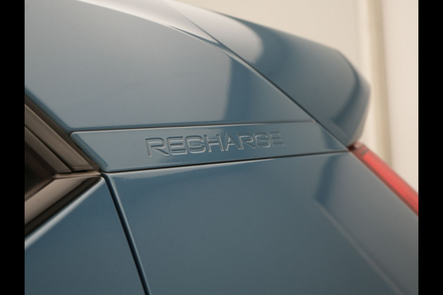 Volvo XC40 T5 Ultimate Dark Plug In Hybrid 263pk Dealer O.H. PHEV | Panodak | Adaptive Cruise | 360 Camera | Harman / Kardon | Alcantara Sportstoelen Memory & Verwarmd | Stuur Verwarmd | Apple Carplay | Keyless | Virtual | Navigatie | DAB |