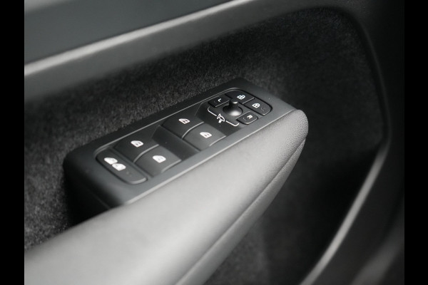 Volvo XC40 T5 Ultimate Dark Plug In Hybrid 263pk Dealer O.H. PHEV | Panodak | Adaptive Cruise | 360 Camera | Harman / Kardon | Alcantara Sportstoelen Memory & Verwarmd | Stuur Verwarmd | Apple Carplay | Keyless | Virtual | Navigatie | DAB |