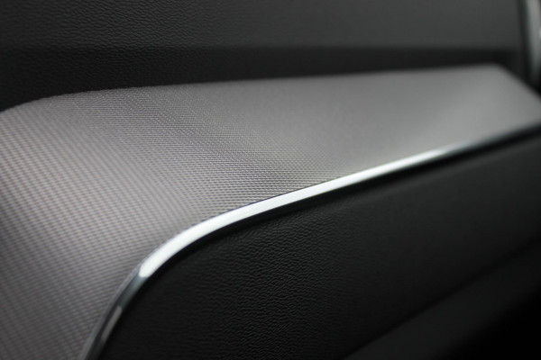 Volvo XC60 T8 455PK Automaat AWD Ultra Black Edition 360 graden camera / Head-up display / Panoramisch schuif-kanteldak / 21" lichtmetalen velgen / Extra getinte ramen vanaf de B-stijl