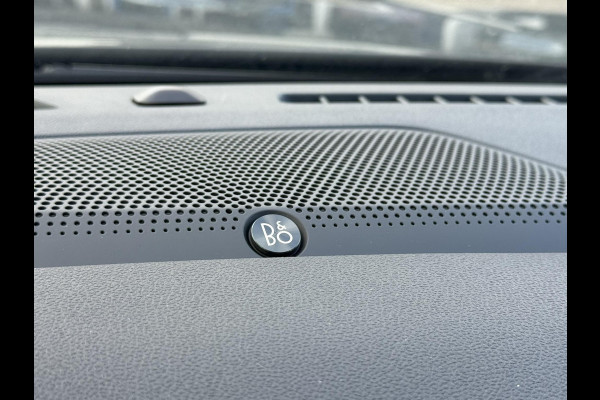 Ford Kuga 2.5 PHEV ST-Line X 243pk | Driver Assistance Pack | Black Package | Panoramadak | Winterpack | Adaptieve Matrix LED koplampen met Coast to Coast | Wegklapbare Trekhaak | AGR Stoelen