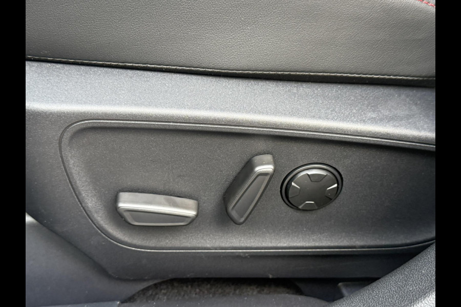 Ford Kuga 2.5 PHEV ST-Line X 243pk | Driver Assistance Pack | Black Package | Panoramadak | Winterpack | Adaptieve Matrix LED koplampen met Coast to Coast | Wegklapbare Trekhaak | AGR Stoelen