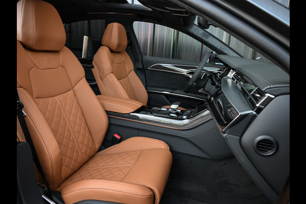 Audi A8 60 TFSI e quattro 463PK S-Line B&O Advanced | Head-Up Display | Achteras besturing | Panorama dak | Trekhaak | Soft-Close | Alcantara hemel bekleding | Carbon inleg | 360 Camera | Standkachel | Adaptive Cruise Control