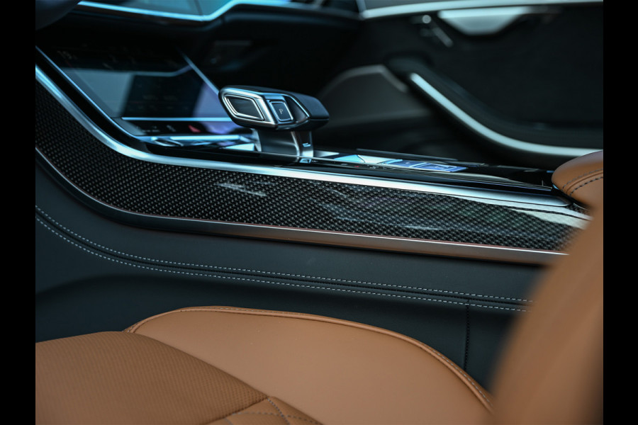 Audi A8 60 TFSI e quattro 463PK S-Line B&O Advanced | Head-Up Display | Achteras besturing | Panorama dak | Trekhaak | Soft-Close | Alcantara hemel bekleding | Carbon inleg | 360 Camera | Standkachel | Adaptive Cruise Control