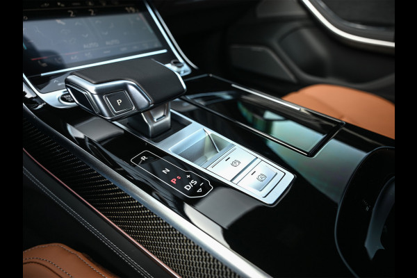 Audi A8 60 TFSI e quattro 463PK S-Line B&O Advanced | Head-Up Display | Achteras besturing | Panorama dak | Trekhaak | Soft-Close | Alcantara hemel bekleding | Carbon inleg | 360 Camera | Standkachel | Adaptive Cruise Control