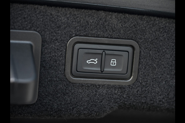 Audi A8 60 TFSI e quattro 463PK S-Line B&O Advanced | Head-Up Display | Achteras besturing | Panorama dak | Trekhaak | Soft-Close | Alcantara hemel bekleding | Carbon inleg | 360 Camera | Standkachel | Adaptive Cruise Control