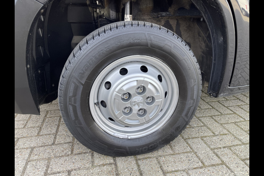 Peugeot Boxer 335 2.2 BlueHDi 165pk L2H2 Premium / vaste prijs rijklaar € 16.950 ex btw / lease vanaf € 285 / airco / cruise / navigatie / euro 6 / bpm vrij / trekhaak 2500 kg !