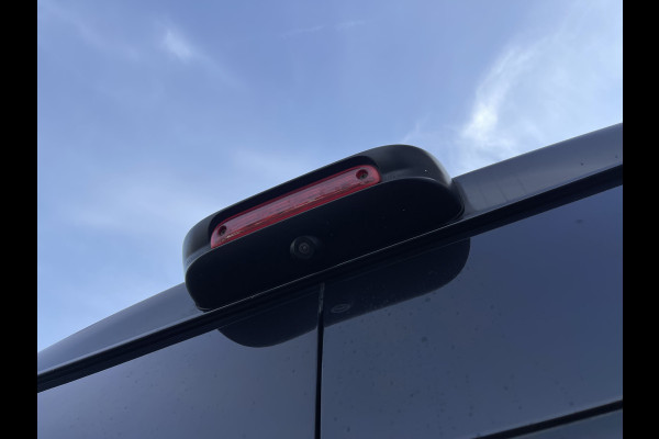 Peugeot Boxer 335 2.2 BlueHDi 165pk L2H2 Premium / vaste prijs rijklaar € 16.950 ex btw / lease vanaf € 285 / airco / cruise / navigatie / euro 6 / bpm vrij / trekhaak 2500 kg !