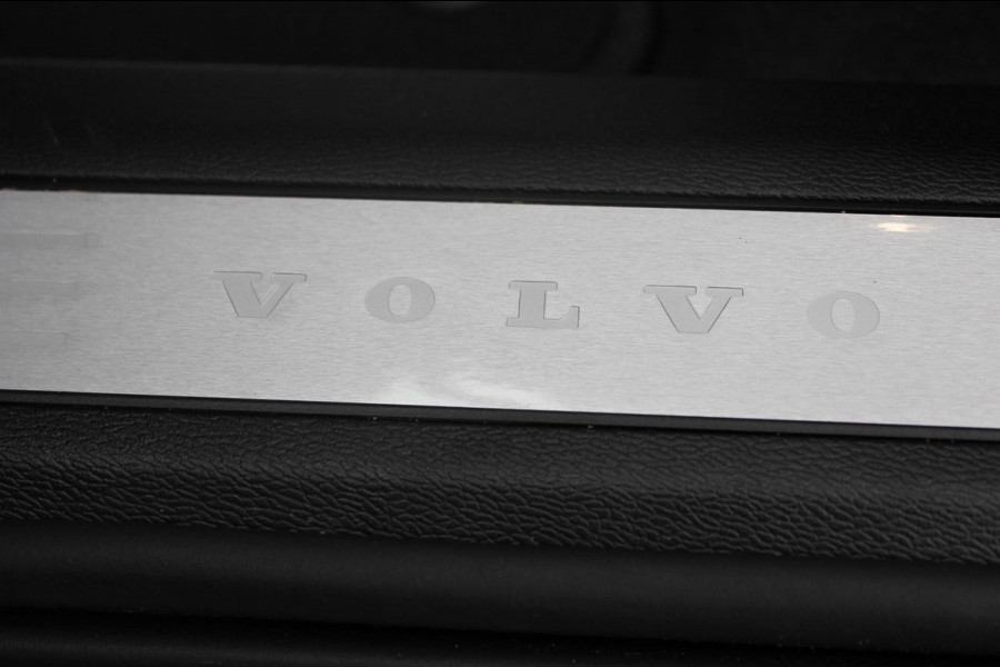 Volvo XC60 T8 455PK Automaat AWD Ultra Black Edition 360 graden camera / Head-up display / Panoramisch schuif-kanteldak / 21" lichtmetalen velgen / Extra getinte ramen vanaf de B-stijl