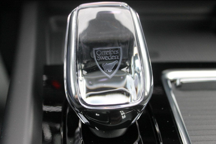 Volvo XC60 T8 455PK Automaat AWD Ultra Black Edition 360 graden camera / Head-up display / Panoramisch schuif-kanteldak / 21" lichtmetalen velgen / Extra getinte ramen vanaf de B-stijl