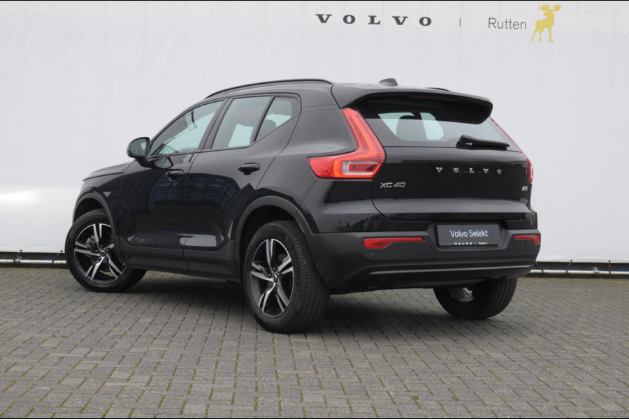 Volvo XC40 B3 177PK Automaat Plus Dark / Elektrische stoelen met geheugen / Keyless entry / Elektrische achterklep / Harman Kardon audio / Parkeersensoren met camera / stoel - en stuurwielverwarming /