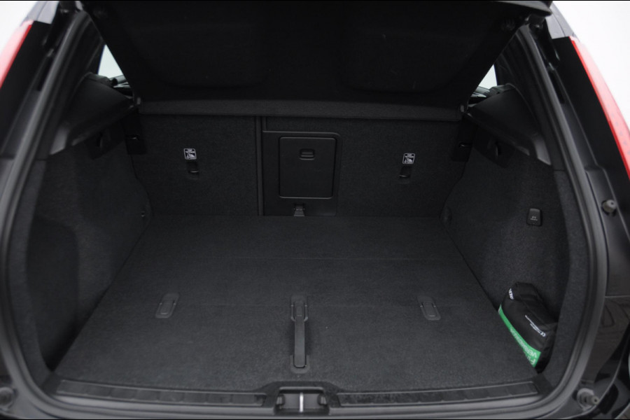 Volvo XC40 B3 177PK Automaat Plus Dark / Elektrische stoelen met geheugen / Keyless entry / Elektrische achterklep / Harman Kardon audio / Parkeersensoren met camera / stoel - en stuurwielverwarming /