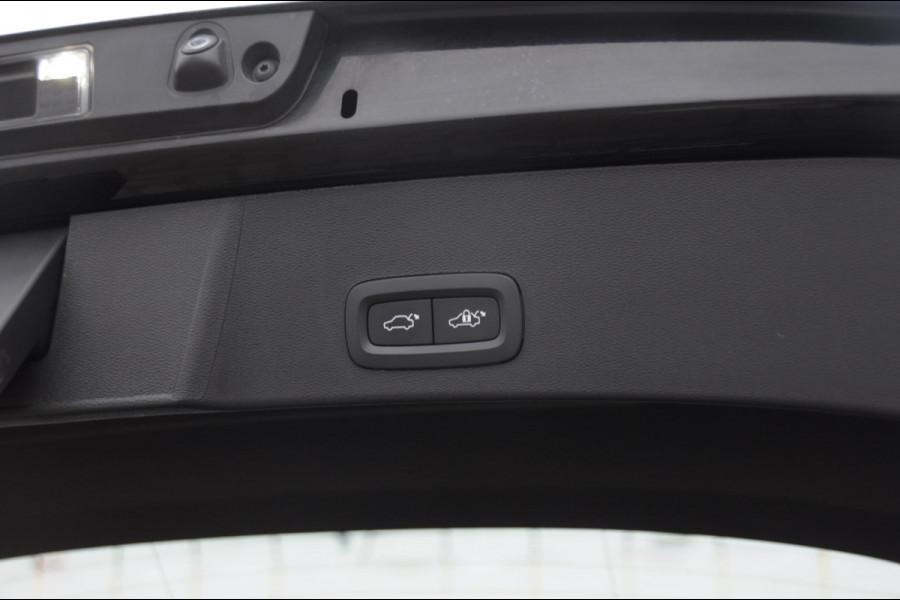 Volvo XC40 B3 177PK Automaat Plus Dark / Elektrische stoelen met geheugen / Keyless entry / Elektrische achterklep / Harman Kardon audio / Parkeersensoren met camera / stoel - en stuurwielverwarming /