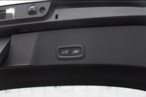 Volvo XC40 B3 177PK Automaat Plus Dark / Elektrische stoelen met geheugen / Keyless entry / Elektrische achterklep / Harman Kardon audio / Parkeersensoren met camera / stoel - en stuurwielverwarming /