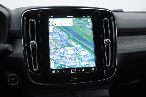 Volvo XC40 B3 177PK Automaat Plus Dark / Elektrische stoelen met geheugen / Keyless entry / Elektrische achterklep / Harman Kardon audio / Parkeersensoren met camera / stoel - en stuurwielverwarming /