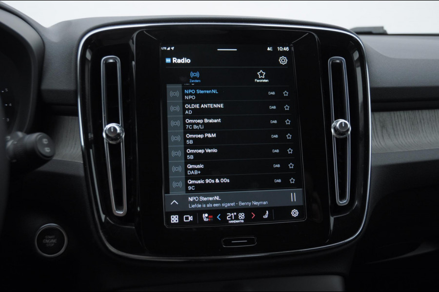 Volvo XC40 B3 177PK Automaat Plus Dark / Elektrische stoelen met geheugen / Keyless entry / Elektrische achterklep / Harman Kardon audio / Parkeersensoren met camera / stoel - en stuurwielverwarming /