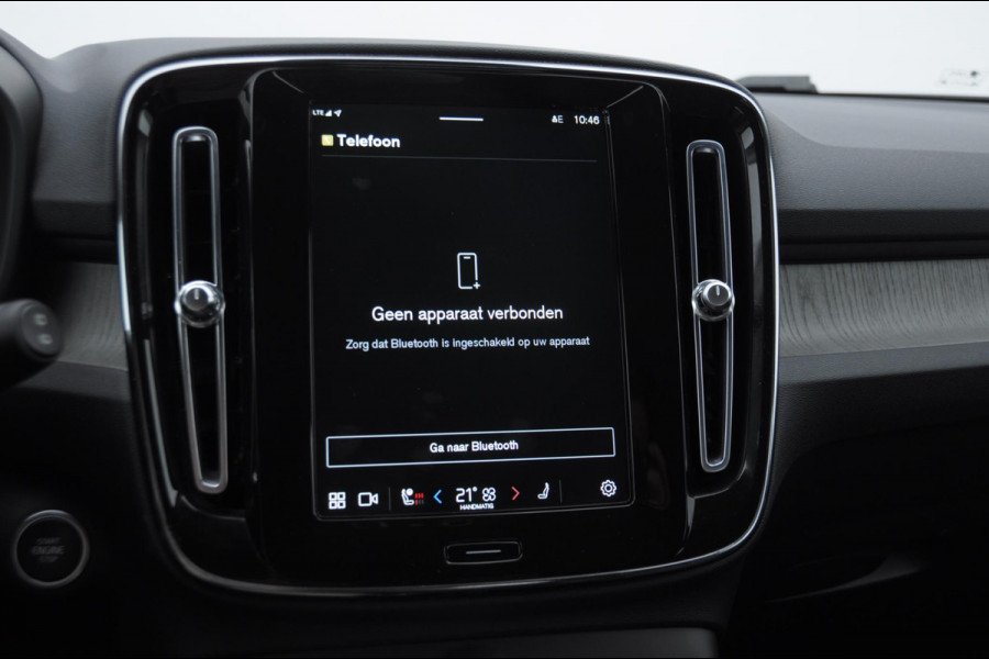 Volvo XC40 B3 177PK Automaat Plus Dark / Elektrische stoelen met geheugen / Keyless entry / Elektrische achterklep / Harman Kardon audio / Parkeersensoren met camera / stoel - en stuurwielverwarming /