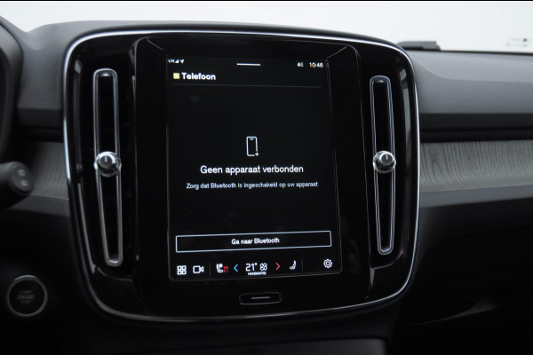 Volvo XC40 B3 177PK Automaat Plus Dark / Elektrische stoelen met geheugen / Keyless entry / Elektrische achterklep / Harman Kardon audio / Parkeersensoren met camera / stoel - en stuurwielverwarming /