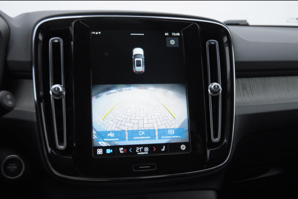 Volvo XC40 B3 177PK Automaat Plus Dark / Elektrische stoelen met geheugen / Keyless entry / Elektrische achterklep / Harman Kardon audio / Parkeersensoren met camera / stoel - en stuurwielverwarming /