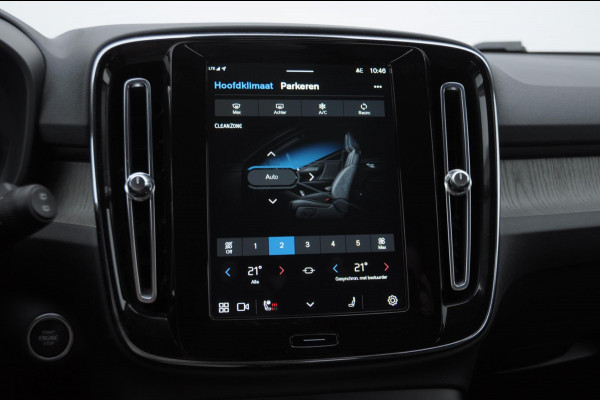 Volvo XC40 B3 177PK Automaat Plus Dark / Elektrische stoelen met geheugen / Keyless entry / Elektrische achterklep / Harman Kardon audio / Parkeersensoren met camera / stoel - en stuurwielverwarming /
