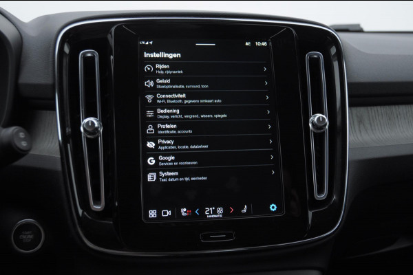 Volvo XC40 B3 177PK Automaat Plus Dark / Elektrische stoelen met geheugen / Keyless entry / Elektrische achterklep / Harman Kardon audio / Parkeersensoren met camera / stoel - en stuurwielverwarming /