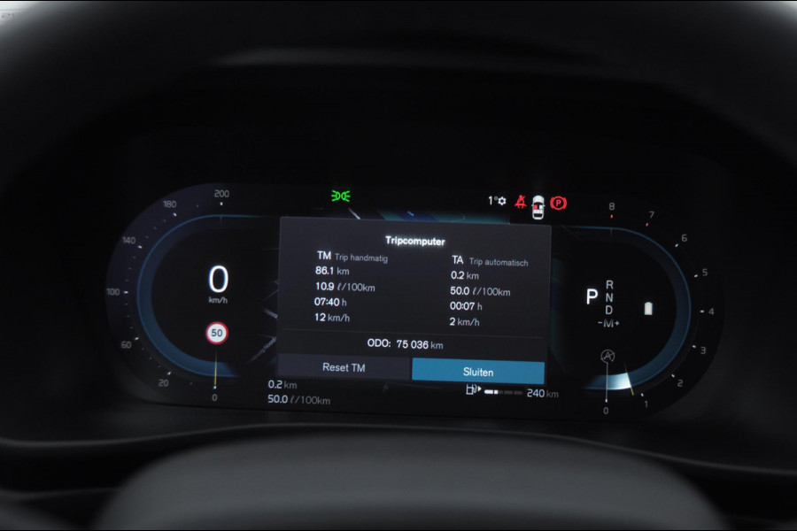 Volvo XC40 B3 177PK Automaat Plus Dark / Elektrische stoelen met geheugen / Keyless entry / Elektrische achterklep / Harman Kardon audio / Parkeersensoren met camera / stoel - en stuurwielverwarming /