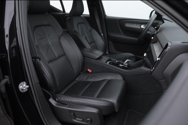 Volvo XC40 B3 177PK Automaat Plus Dark / Elektrische stoelen met geheugen / Keyless entry / Elektrische achterklep / Harman Kardon audio / Parkeersensoren met camera / stoel - en stuurwielverwarming /
