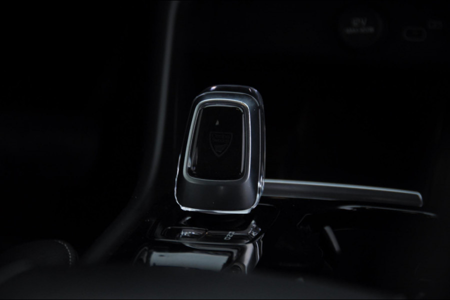 Volvo XC40 B3 177PK Automaat Plus Dark / Elektrische stoelen met geheugen / Keyless entry / Elektrische achterklep / Harman Kardon audio / Parkeersensoren met camera / stoel - en stuurwielverwarming /