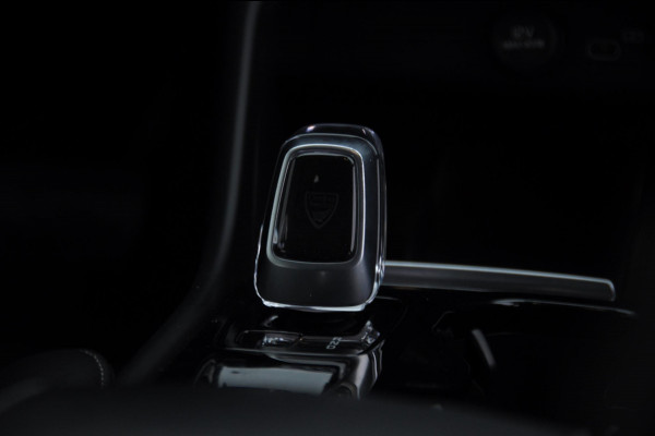 Volvo XC40 B3 177PK Automaat Plus Dark / Elektrische stoelen met geheugen / Keyless entry / Elektrische achterklep / Harman Kardon audio / Parkeersensoren met camera / stoel - en stuurwielverwarming /