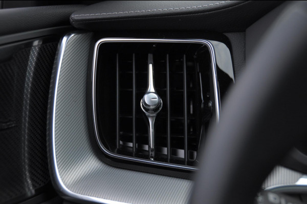 Volvo XC60 T6 350PK Automaat AWD Ultra Black Edition stoelmassage - en ventilatie / Adaptieve cruise control / Harman Kardon / BLIS / Panoramadak / Apple carplay / Parkeersensoren met 360 camera / Elektrisch bedienbare achterklep / Elektrisch verstelbare voorstoelen met geheugen / Stoel en stuurwielverwarming / 21” velgen / Getinte ramen vanaf de B-stijl