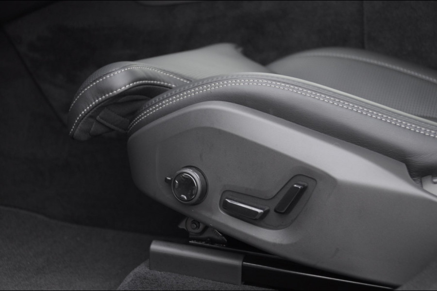 Volvo XC60 T6 350PK Automaat AWD Ultra Black Edition stoelmassage - en ventilatie / Adaptieve cruise control / Harman Kardon / BLIS / Panoramadak / Apple carplay / Parkeersensoren met 360 camera / Elektrisch bedienbare achterklep / Elektrisch verstelbare voorstoelen met geheugen / Stoel en stuurwielverwarming / 21” velgen / Getinte ramen vanaf de B-stijl