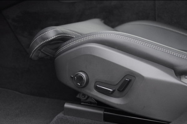 Volvo XC60 T6 350PK Automaat AWD Ultra Black Edition stoelmassage - en ventilatie / Adaptieve cruise control / Harman Kardon / BLIS / Panoramadak / Apple carplay / Parkeersensoren met 360 camera / Elektrisch bedienbare achterklep / Elektrisch verstelbare voorstoelen met geheugen / Stoel en stuurwielverwarming / 21” velgen / Getinte ramen vanaf de B-stijl