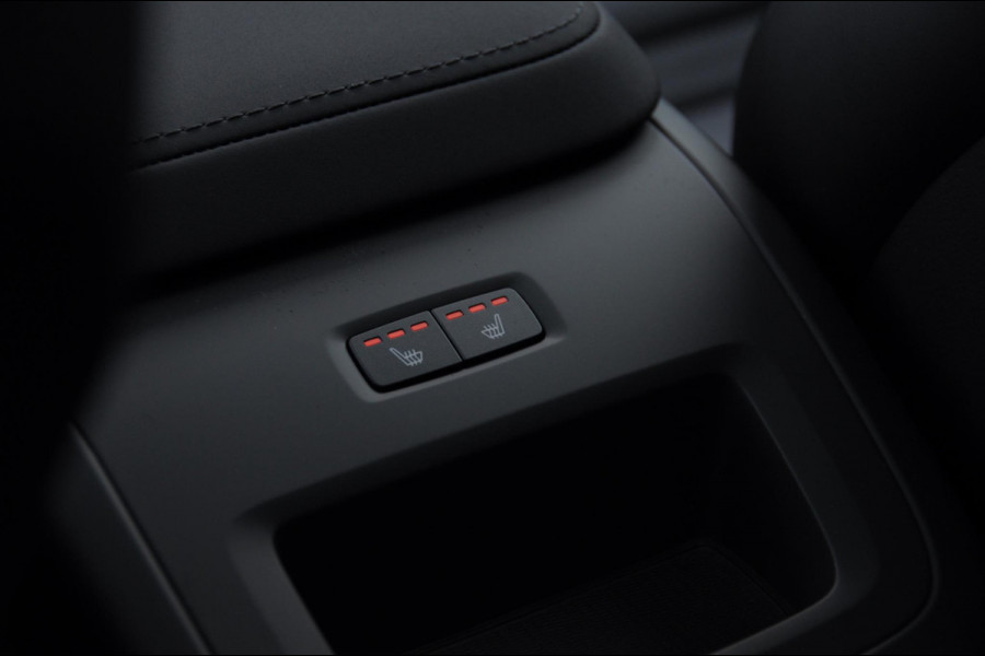 Volvo XC60 T6 350PK Automaat AWD Ultra Black Edition stoelmassage - en ventilatie / Adaptieve cruise control / Harman Kardon / BLIS / Panoramadak / Apple carplay / Parkeersensoren met 360 camera / Elektrisch bedienbare achterklep / Elektrisch verstelbare voorstoelen met geheugen / Stoel en stuurwielverwarming / 21” velgen / Getinte ramen vanaf de B-stijl