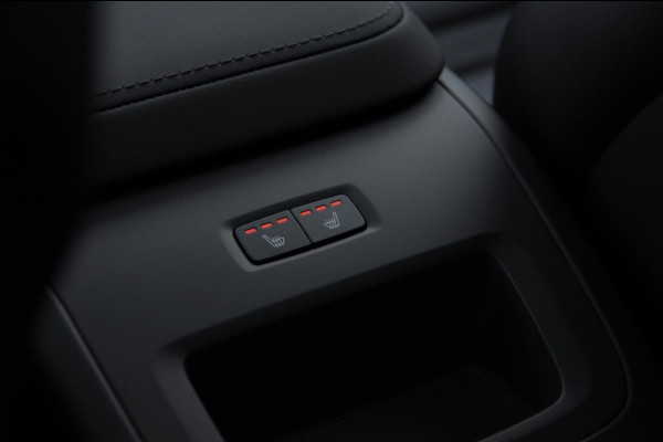 Volvo XC60 T6 350PK Automaat AWD Ultra Black Edition stoelmassage - en ventilatie / Adaptieve cruise control / Harman Kardon / BLIS / Panoramadak / Apple carplay / Parkeersensoren met 360 camera / Elektrisch bedienbare achterklep / Elektrisch verstelbare voorstoelen met geheugen / Stoel en stuurwielverwarming / 21” velgen / Getinte ramen vanaf de B-stijl