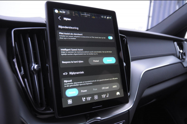 Volvo XC60 T6 350PK Automaat AWD Ultra Black Edition stoelmassage - en ventilatie / Adaptieve cruise control / Harman Kardon / BLIS / Panoramadak / Apple carplay / Parkeersensoren met 360 camera / Elektrisch bedienbare achterklep / Elektrisch verstelbare voorstoelen met geheugen / Stoel en stuurwielverwarming / 21” velgen / Getinte ramen vanaf de B-stijl