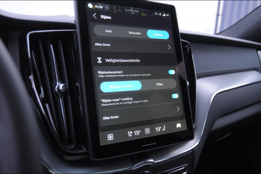 Volvo XC60 T6 350PK Automaat AWD Ultra Black Edition stoelmassage - en ventilatie / Adaptieve cruise control / Harman Kardon / BLIS / Panoramadak / Apple carplay / Parkeersensoren met 360 camera / Elektrisch bedienbare achterklep / Elektrisch verstelbare voorstoelen met geheugen / Stoel en stuurwielverwarming / 21” velgen / Getinte ramen vanaf de B-stijl