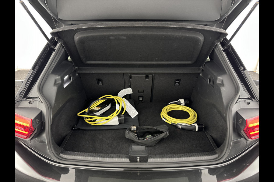 Volkswagen ID.3 First Max 58 kWh [ 3-Fase-11kW ] {SOH-87%} (INCL-BTW) *HEATPUMP | PANO | HEAD-UP | ADAPTIVE-CRUISE | IQ-LIGHTS | BLINDSPOT | CAMERA | KEYLESS | MICROFIBRE | AMBIENTLIGHT | NAVI-FULLMAP | DAB+ | ECC | HEATED-SPORTSEATS | DIGI-COCKPIT |