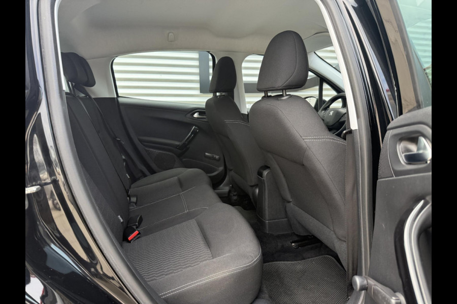 Peugeot 208 1.2 PureTech Blue Lion Navi|Airco|Cruise|Trekhaak|PDC|D-riem v.v. in 2024|N.A.P|Nieuwe APK bij Aflevering