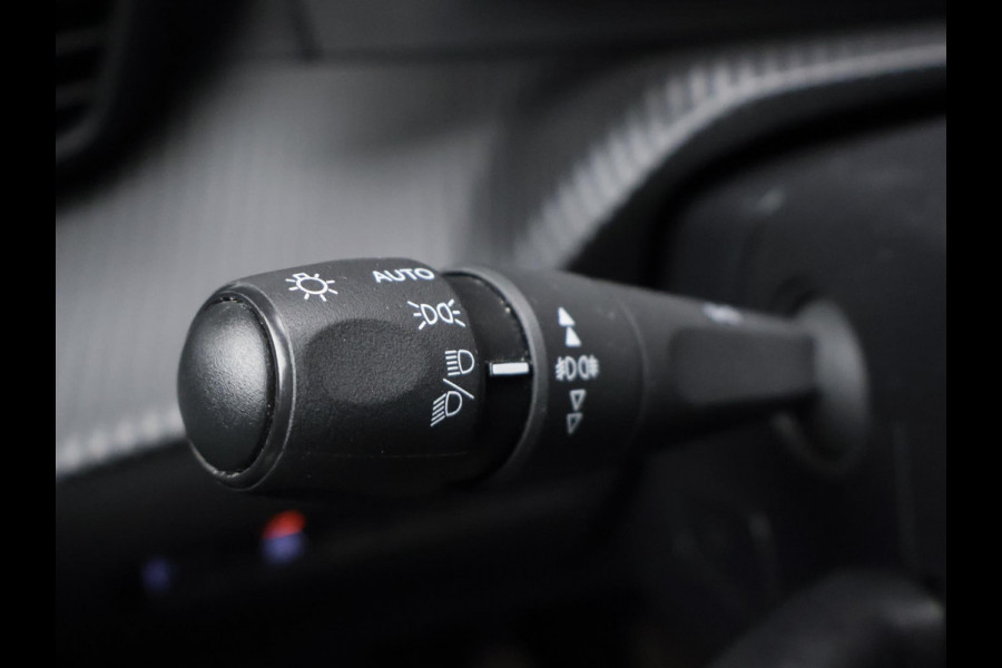 Peugeot 2008 1.2 PureTech Allure Sport (APPLE CARPLAY,NAVI,CAMERA,GETINT,CLIMATE,CRUISE,ELEKTRISCH PAKKET,SPORTSTOELEN,LM VELGEN)