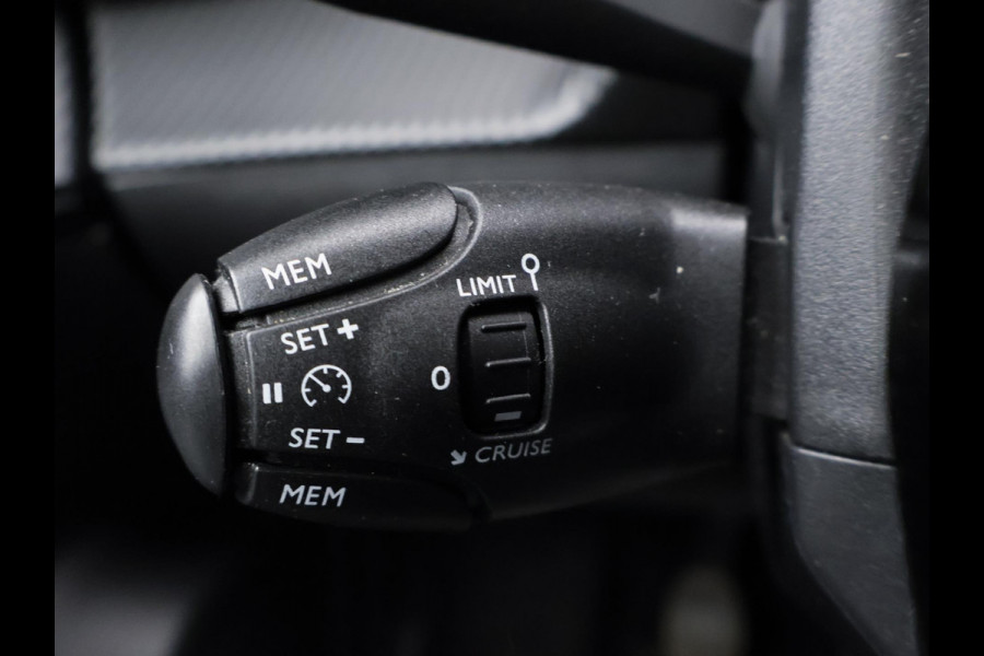 Peugeot 2008 1.2 PureTech Allure Sport (APPLE CARPLAY,NAVI,CAMERA,GETINT,CLIMATE,CRUISE,ELEKTRISCH PAKKET,SPORTSTOELEN,LM VELGEN)
