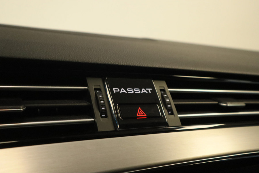 Volkswagen Passat Variant 1.5 TSI Elegance Business R IQ-led Navigatie Adaptive-Cruise